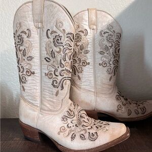 Embroidered Cream Western Cowgirl Boots